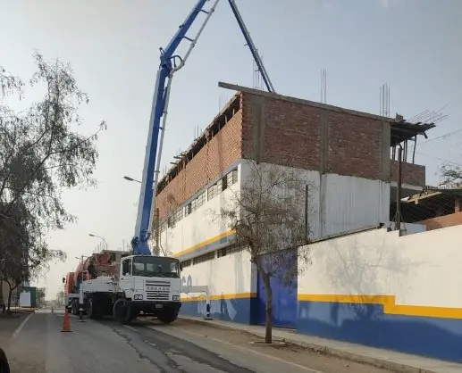 Bomba pluma vaciando el techo de un colegio