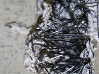 Primer plano de concreto fresco con fibras metálicas mezcladas