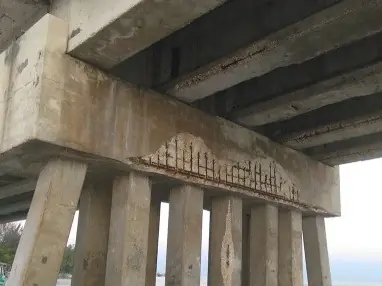 Estructura de concreto con columnas junto al mar