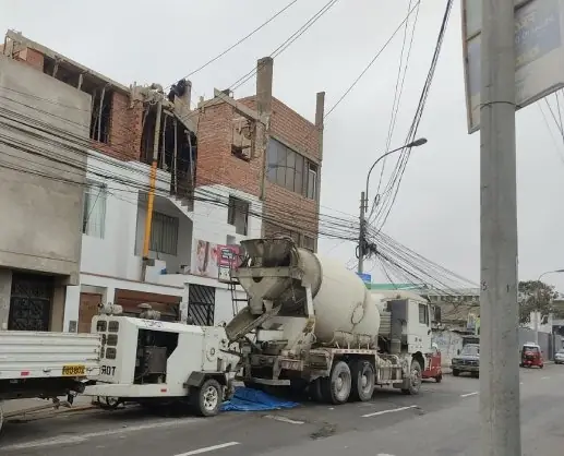 Mixer de concreto en una calle con viviendas de Lima