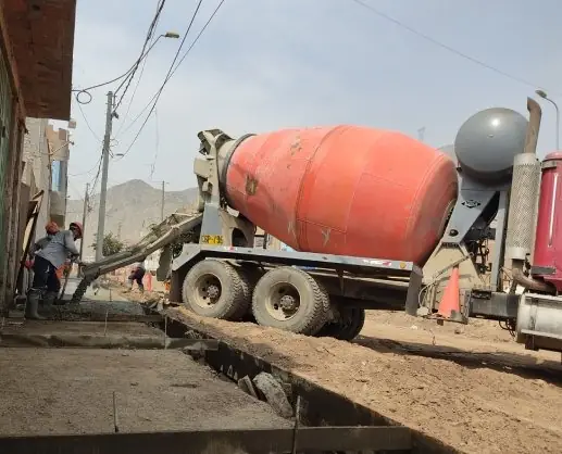 Mixer descargando concreto con canaleta en una zanja
