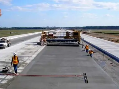 Pavimentadora tendiendo una pista de concreto