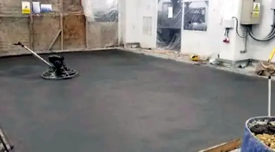 Piso de concreto recién vaciado y allanado con allanadora mecánica